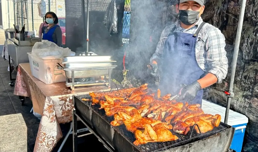 Mexicano asando pollo